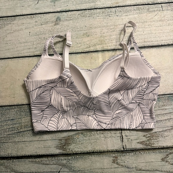 Victoria's Secret Flow On Point black & white leaf pattern sports bra. 34C - Picture 3 of 7